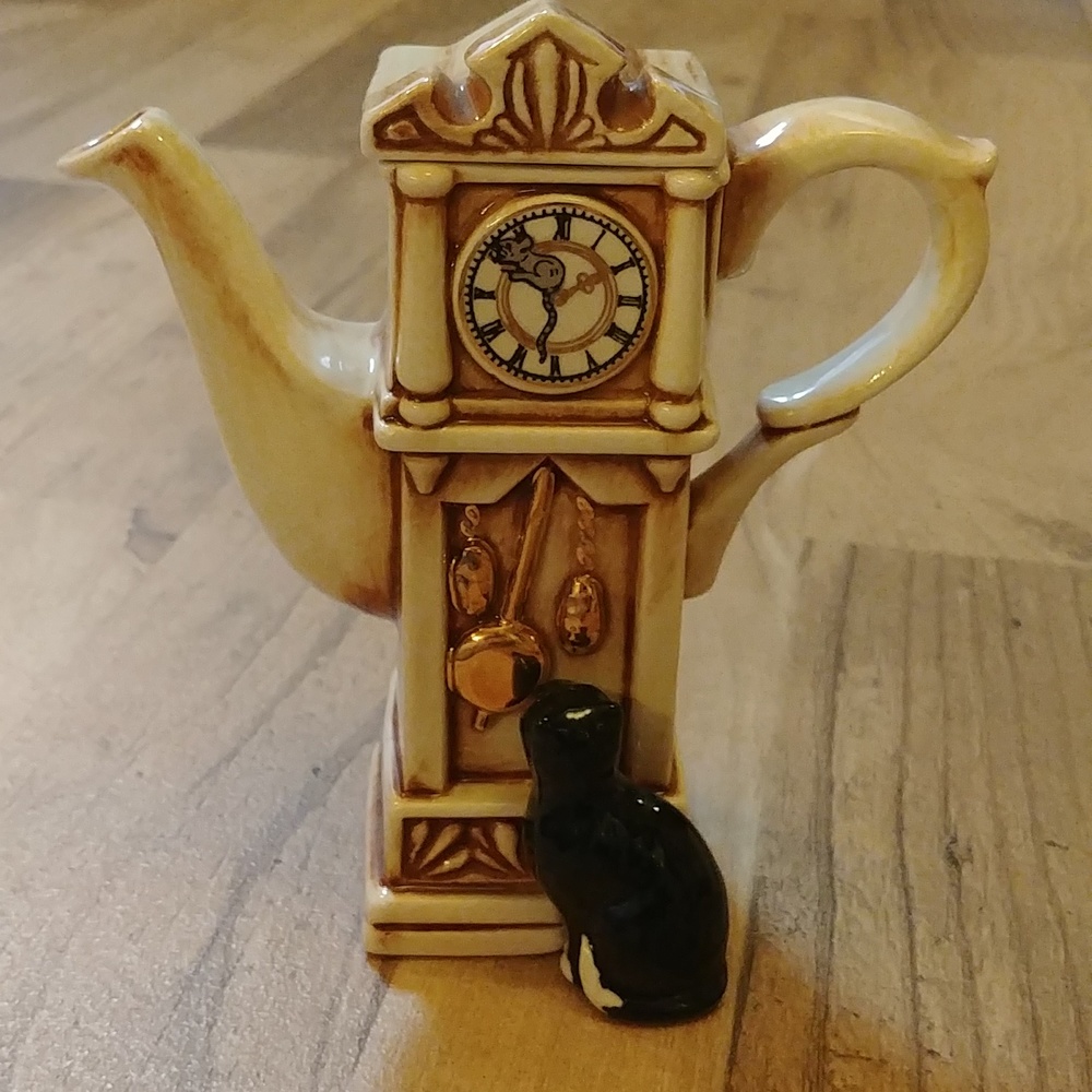 Cardew Design Small Decorative Teapot Grandfather Clock With Cat & Mouse